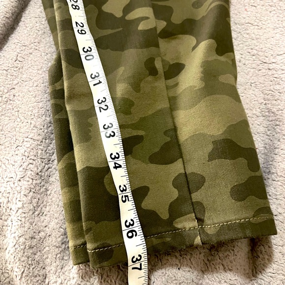 Universal Thread Ankle Length Cropped Cargo Pants. Gently Worn. Size 16/33R. - Picture 10 of 13